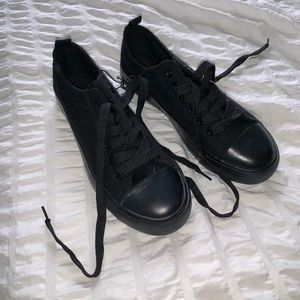 Black canvas sneaker (New)